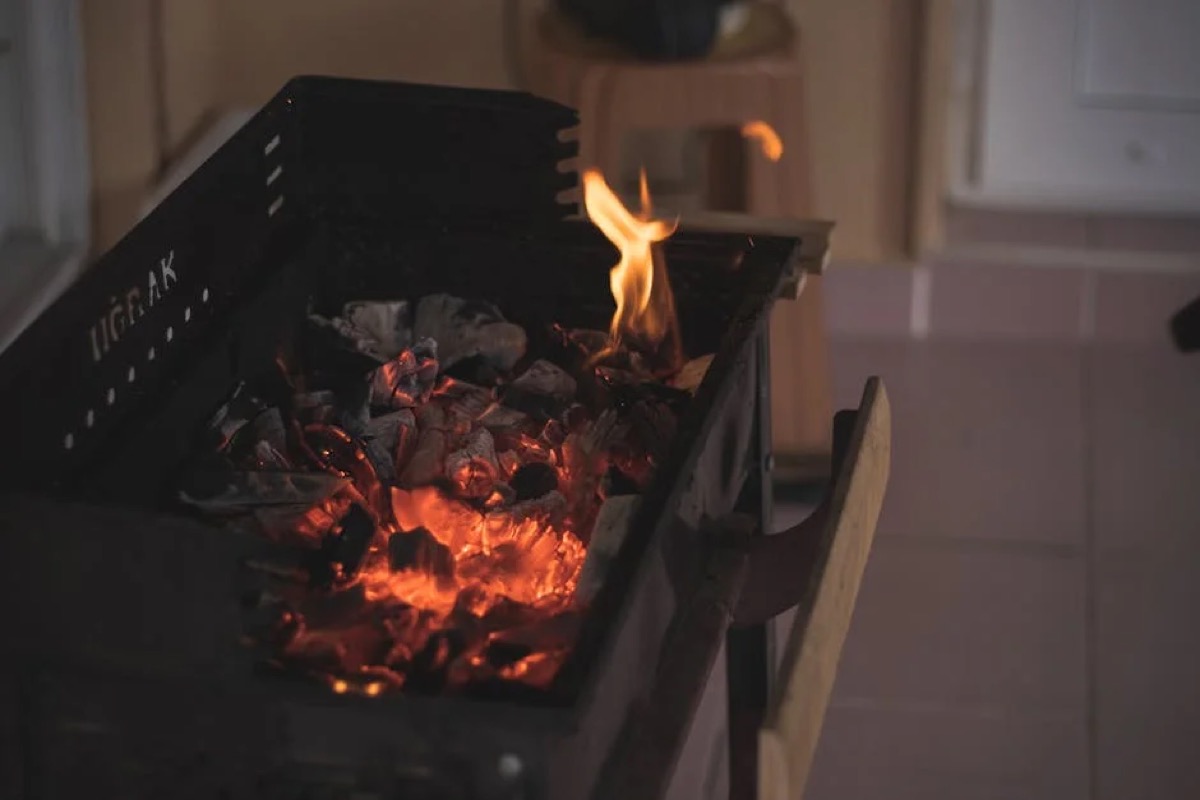 Large BBQ Charcoal Grill Buyer's Guide for Home Cooks