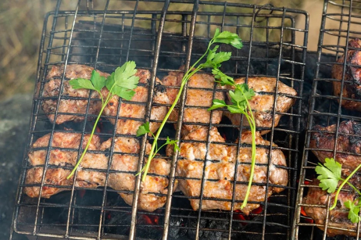 Best Grill Cleaners Reviewed: Chemical Sprays vs Brushes